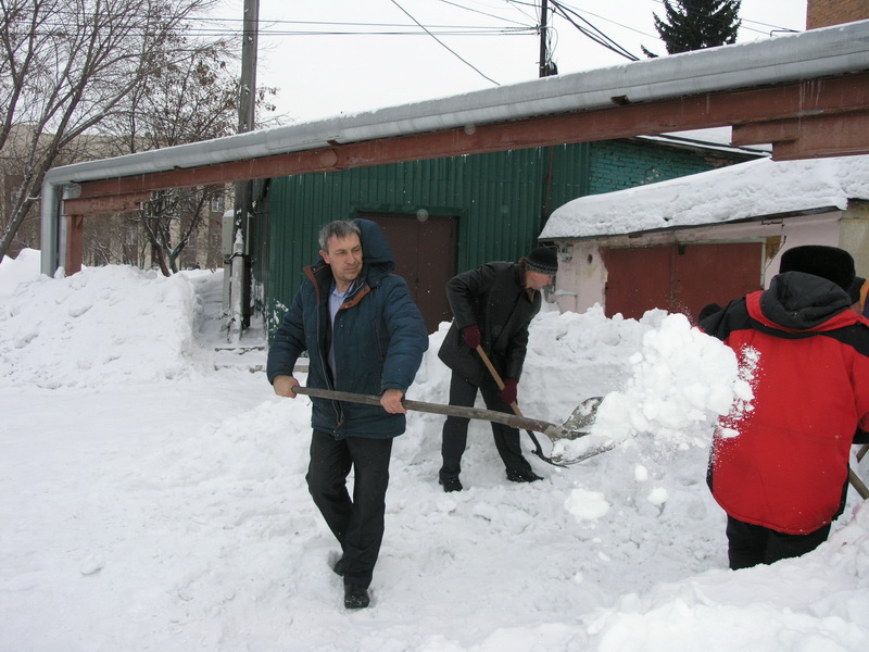 Сотрудники управления АО «ПО Водоканал» приняли участие в областной акции по уборке снега